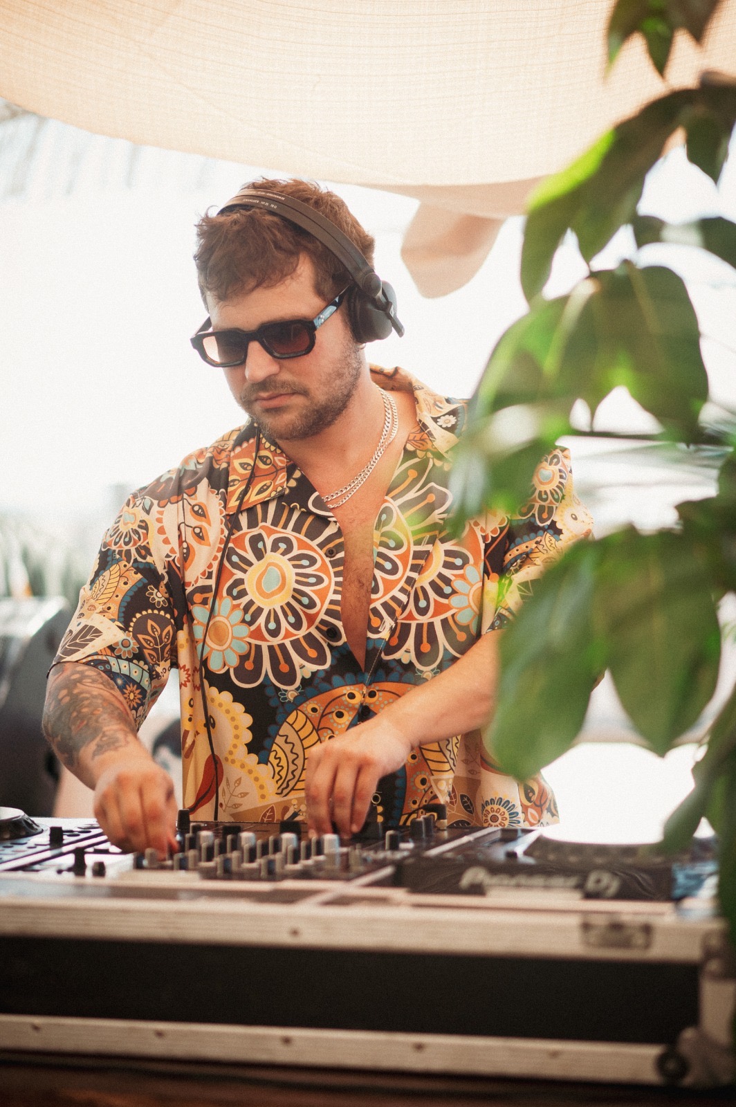 DJ Gone מנגן על עמדת Pioneer DJ